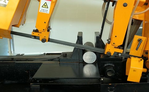 会昌数控带锯床自动送料精度会出现偏差吗？